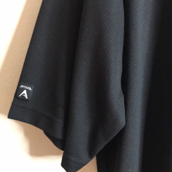 Antiqua black polo with bulls logo on front size XL - Picture 4 of 10